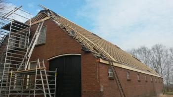 Renovatie van een boerderij dak te Vledderveen