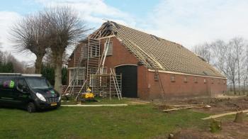 Renovatie van een boerderij dak te Vledderveen